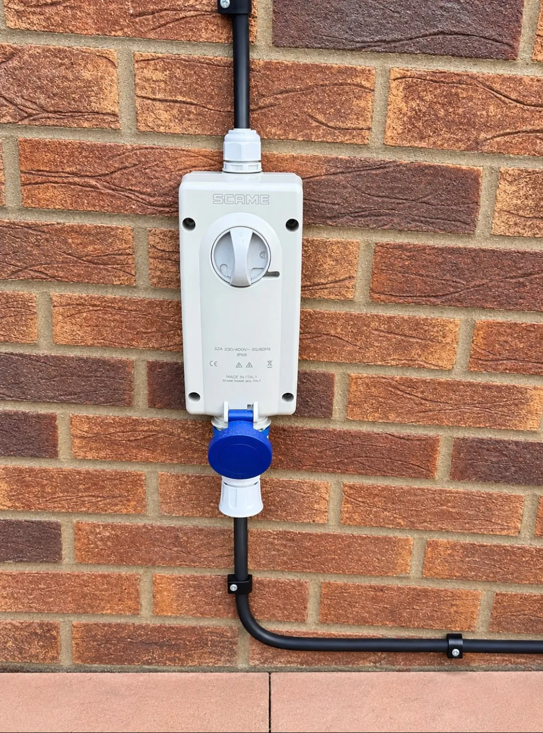 Outdoor IP66 isolator and commando socket with external conduit